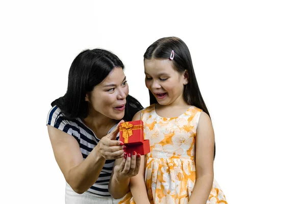 年轻的亚洲母亲和她的小女儿一起打开了一个红色礼品盒 与白种人隔离 — 图库照片