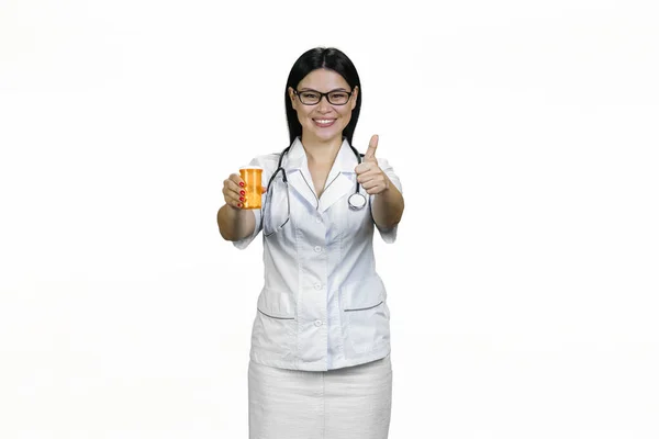 Porträt Einer Lächelnden Asiatischen Ärztin Mit Einer Flasche Tabletten Die — Stockfoto