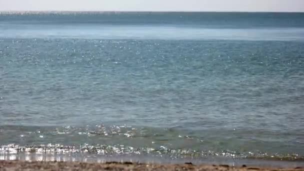 Sakin Sakin Bir Yaz Denizi Manzarası Plaj Ufku — Stok video