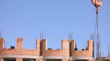 Turna kancası şantiyenin üzerinden geçiyor. Mavi gökyüzü arkaplanı.