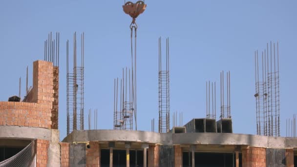 吊钩在建筑工地上移动 蓝天背景 — 图库视频影像