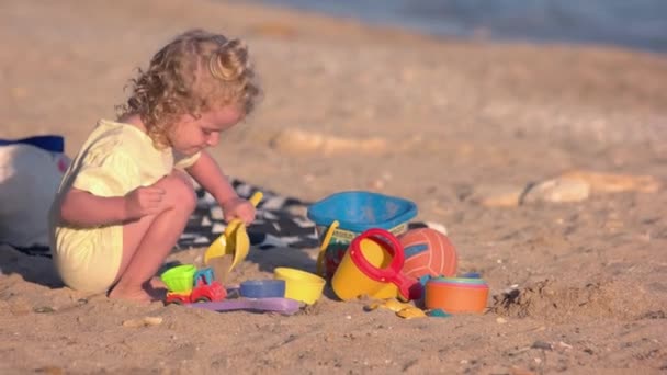 Dziewczynka Bawiąca Się Zabawkami Plaży Odtapianie Piasku — Wideo stockowe