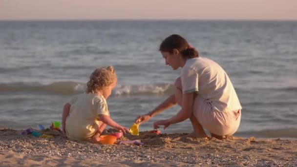 Malá Holčička Její Matka Baví Hraní Pláži Písku Večerní Mořská — Stock video