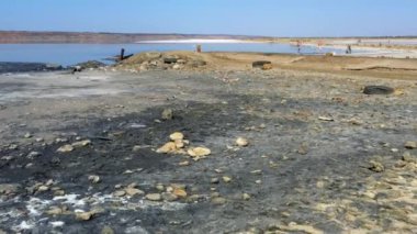 Kuyalnik Estuary 'de tuz çıkarmak için kayalarla kurumuş deniz kestanesi. Odessa 'da ölü deniz.