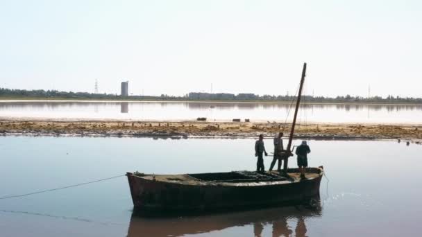 Odesa Oekraïne 2020 Drie Mannen Vuile Boot Mijnbouw Modder Kuialnyk — Stockvideo
