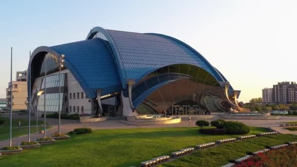 Yuzhne Ukrajna 2020 Modernista Épület Kék Tetővel Ukrajnában Olimpiai Sportkomplexum — Stock videók