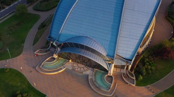 Luftaufnahme Eines Gebäudes Mit Blauem Dach Modernistischen Architekturstil Olympischer Sportkomplex — Stockvideo