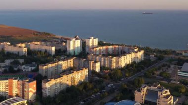 Ukrayna 'daki yerleşim yerleriyle akşam deniz manzarası. Hava aracı görünümü.