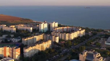 Akşamları deniz manzaralı, konut binaları olan hava aracı. Odessa, Ukrayna 'da mavi çatılı Olimpiyat sporları kompleksi.