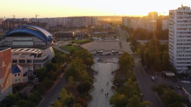 Luftaufnahme Eines Kleinen Stadtplatzes Sommerabend Hafenstadt Der Ukrainischen Provinz Odessa — Stockvideo