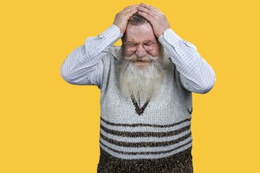Baş ağrısından muzdarip yaşlı sakallı adam. Beyaz arkaplanda izole.