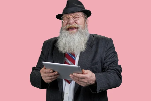 Portrét Šťastného Rozesmátého Staršího Muže Tabletovým Izolovaná Růžová — Stock fotografie
