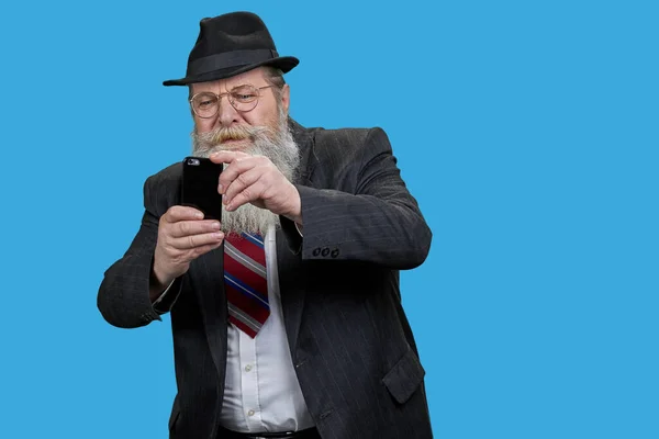 Porträtt Skäggig Man Med Fokus Smartphone Internet Surf Skickar Textmeddelanden — Stockfoto