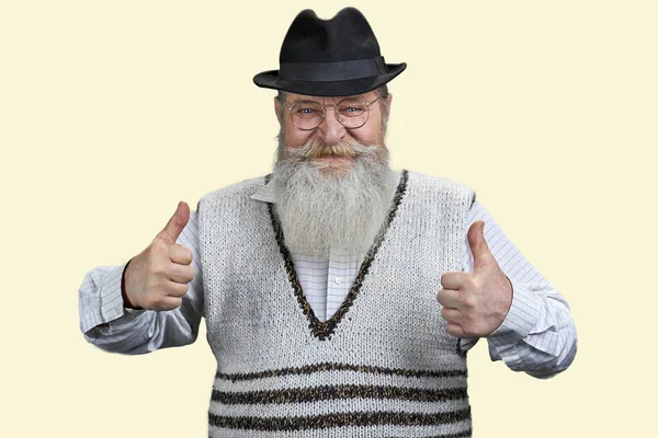 Przystojny Starszy Pan Swetrze Pokazuje Dwa Kciuki Górę Izolacja Białym — Zdjęcie stockowe
