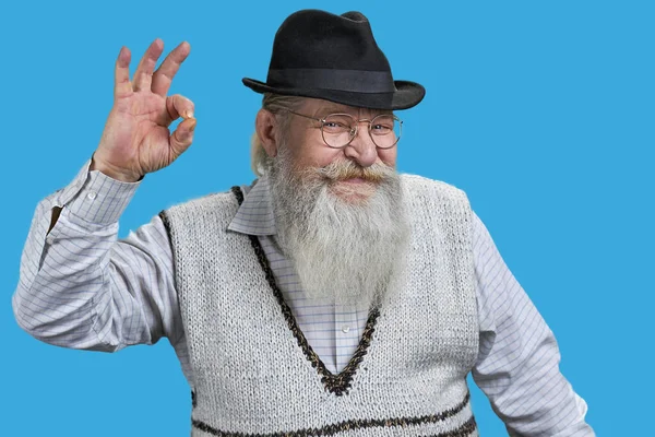 Porträtt Gamle Äldre Farfar Visar Gest Isolerad Blå Bakgrund — Stockfoto
