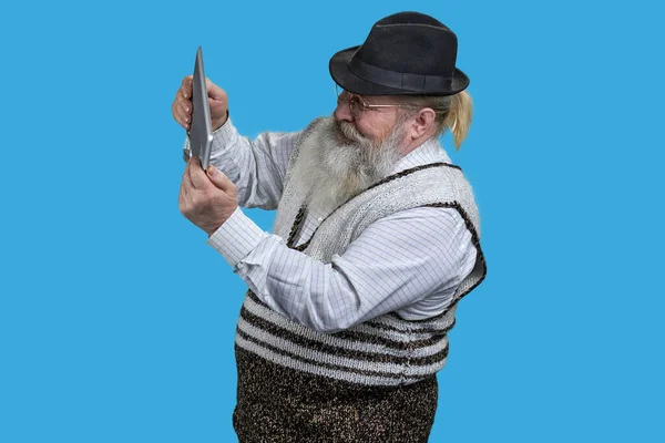 Retrato Homem Idoso Animado Jogando Videogame Tablet Isolado Azul — Fotografia de Stock