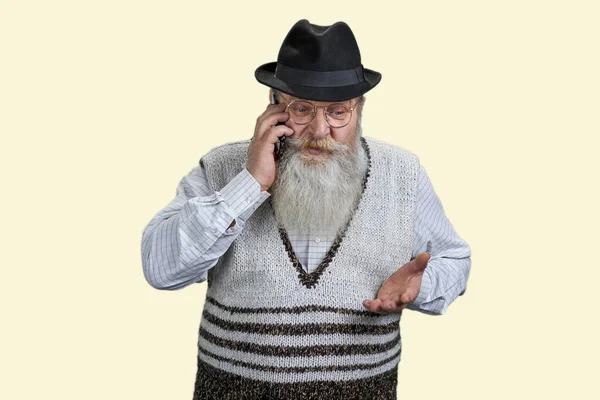 Portret Brodatego Starszego Pana Rozmawiającego Przez Telefon Odizolowane Biało — Zdjęcie stockowe