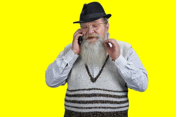 Portret Brodatego Starszego Pana Kapeluszem Brodą Rozmawiającego Przez Telefon Izolacja — Zdjęcie stockowe