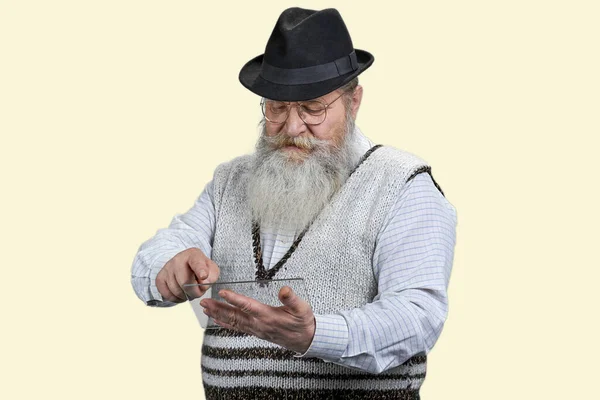 Portret Staruszka Przewijającego Tablet Makietowy Odizolowane Biało — Zdjęcie stockowe