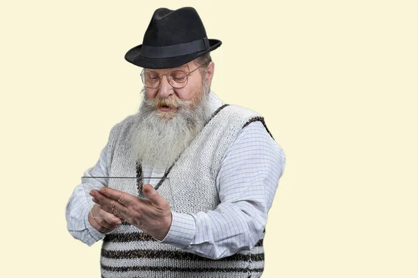 Porträtt Äldre Äldre Äldre Man Med Transparent Mockup Tablett Isolerad — Stockfoto
