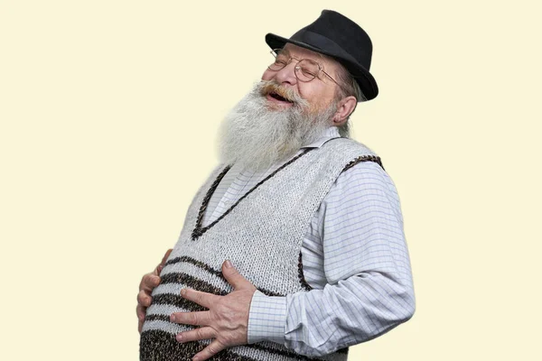 Stary Brodaty Człowiek Śmiejący Się Dotykający Żołądka Izolacja Pastelowym Żółtym — Zdjęcie stockowe