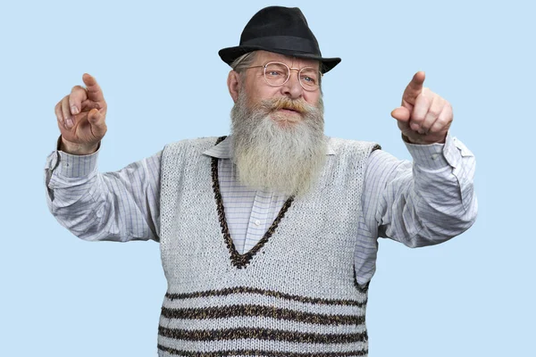 Portret Starszego Mężczyzny Dotykającego Palcami Wyimaginowanego Ekranu Izolacja Niebieskim Tle — Zdjęcie stockowe