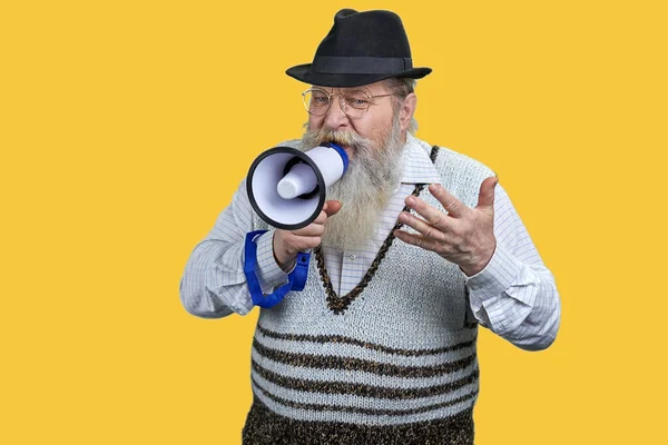 Megafonla Konuşma Yapan Yaşlı Bir Adamın Portresi Parlak Sarı Arkaplanda — Stok fotoğraf
