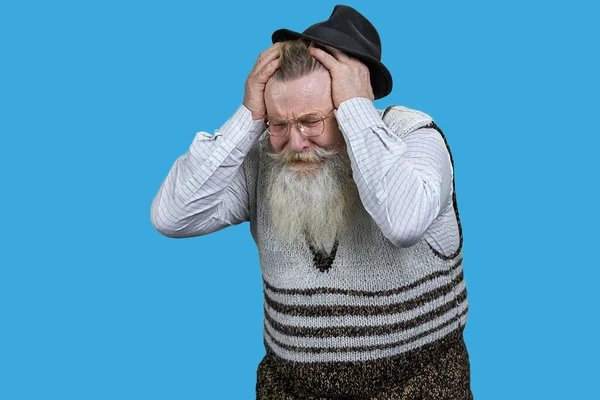 Oude Gepensioneerde Man Met Een Lange Baard Met Vreselijke Hoofdpijn — Stockfoto