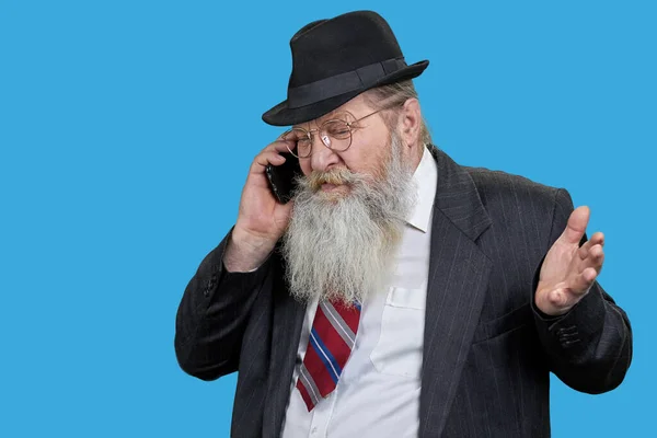 Glad Skäggig Senior Man Pratar Telefon Isolerad Blått — Stockfoto