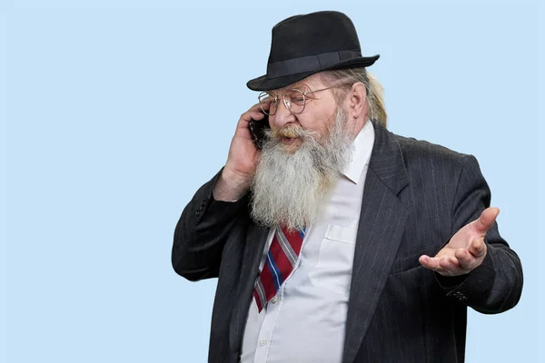 Portret Starszego Biznesmena Czarnym Garniturze Rozmawiającego Przez Telefon Izolacja Pastelowym — Zdjęcie stockowe