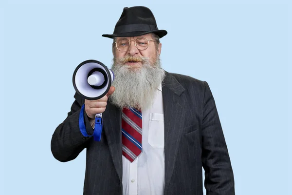 Porträtt Äldre Äldre Äldre Man Med Megafon Isolerad Pastell Blå — Stockfoto