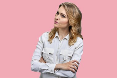Beyaz gömlekli, kolları bağlı genç bir iş kadını. Pembe arka planda izole edilmiş.