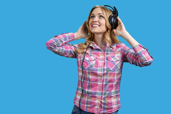 Nuoren Vaalean Naisen Muotokuva Kuuntelemassa Musiikkia Kuulokkeilla Eristetty Eloisalla Sinisellä — kuvapankkivalokuva