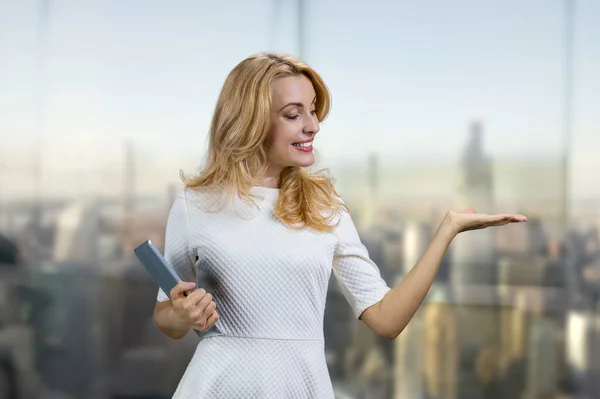 Cheerful Blonde Mature Woman Tablet Advertising Copy Space Urban Cityscape — Stock Photo, Image