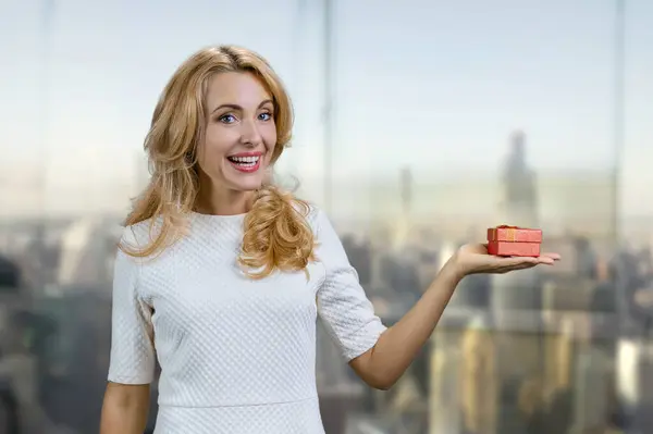 Attractive Middle Aged Blonde Woman Holds Red Gift Box Left — Stock Photo, Image