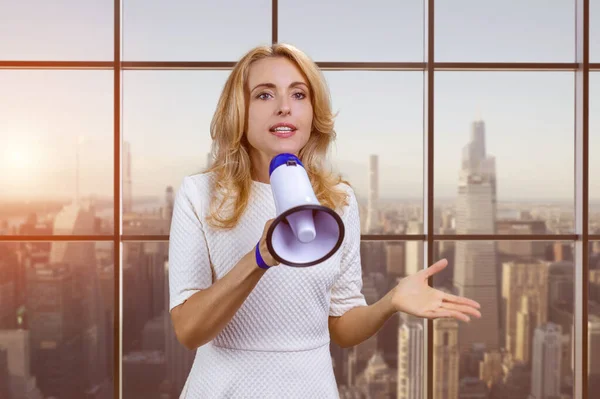 Blonde Geschäftsfrau Mittleren Alters Hält Drinnen Eine Rede Megafon Innenfenster — Stockfoto