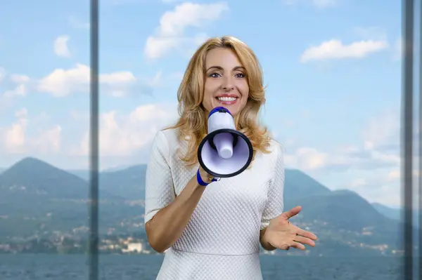 Sorridente Donna Affari Bionda Mezza Età Abito Bianco Discorso Megafono — Foto Stock