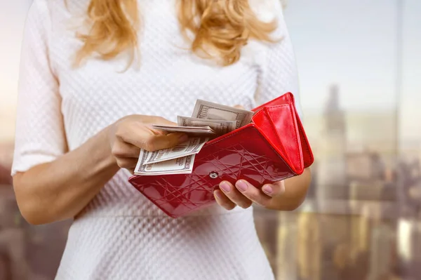 Blisko Kobiety Ręce Otworzyć Czerwony Portfel Pieniędzy Liczenie Banknotów Pieniężnych — Zdjęcie stockowe