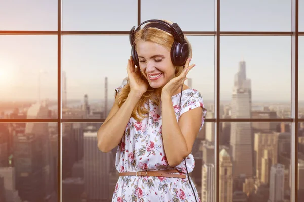 Retrato Mujer Rubia Feliz Mediana Edad Escuchando Música Auriculares Con — Foto de Stock