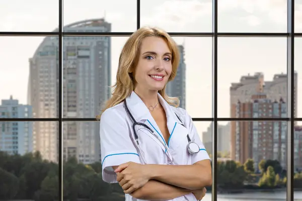 Kollarının Kavuşturulduğunu Duyan Mutlu Güler Yüzlü Bayan Doktor Şehir Manzaralı — Stok fotoğraf