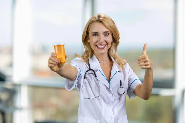 Mutlu Sarışın Beyaz Doktor Sana Ilaç Şişesi Verir Başparmağını Kaldırır — Stok fotoğraf