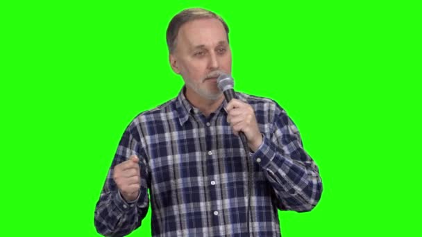 Portrét Staršího Bělocha Zpívajícího Mikrofonu Izolováno Zelené — Stock video