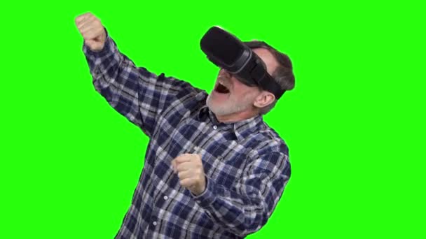 Porträt Eines Alten Mannes Headset Fährt Virtuelles Motorrad Isoliert Auf — Stockvideo