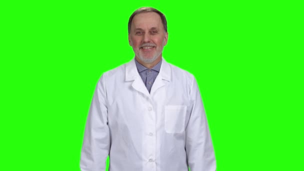 Porträt Eines Lächelnden Reifen Arztes Weißer Uniform Isoliert Auf Grün — Stockvideo