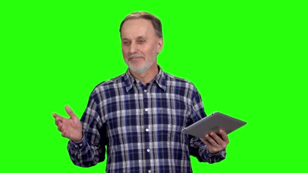 Retrato Idoso Sênior Segurando Dispositivo Tablet Dando Discurso Isolado Verde — Vídeo de Stock