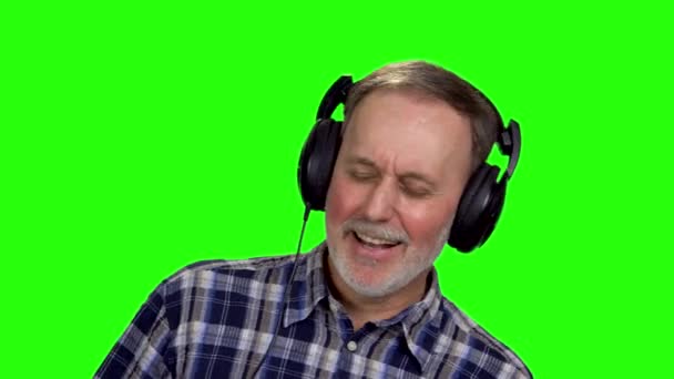 Віці Старший Чоловік Носить Навушники Співає Ізольовані Зеленому — стокове відео