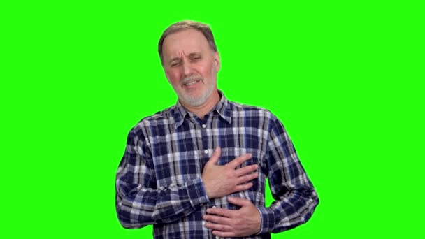 Homme Caucasien Mature Ayant Une Crise Cardiaque Touchant Poitrine Isolé — Video