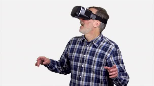 Šťastný Starší Muž Sluchátkách Zkoumá Virtuální Realitu Izolováno Bílém — Stock video