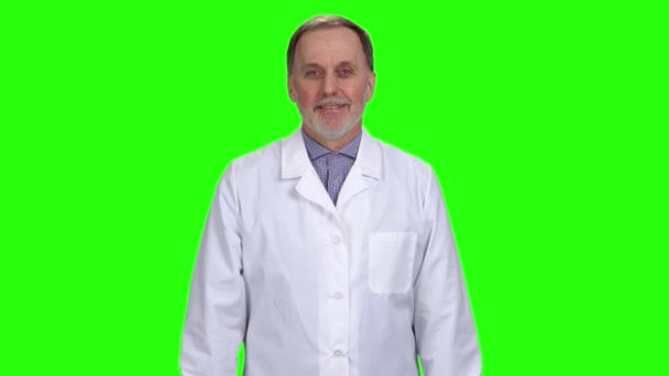 Porträt Eines Glücklichen Reifen Männlichen Arztes Weißer Uniform Isoliert Auf — Stockvideo