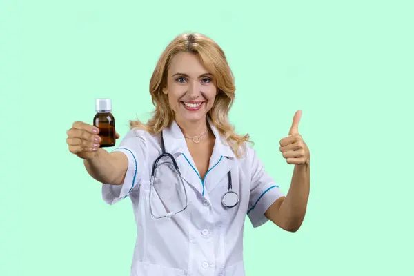 Retrato Uma Médica Caucasiana Feliz Segurando Frasco Remédio Polegar Para — Fotografia de Stock